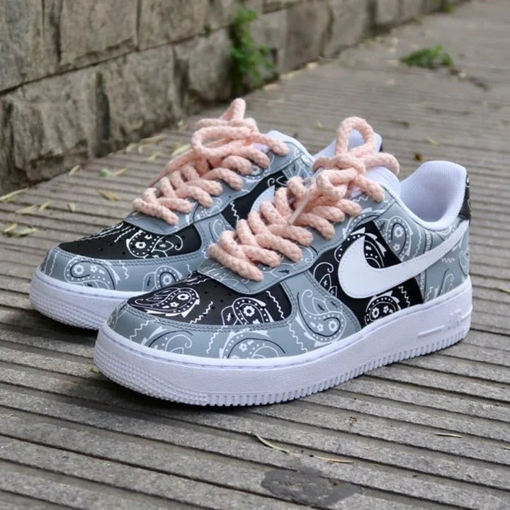 Air Force 1 paliacate bandana gris y negro con agujetas anchas.