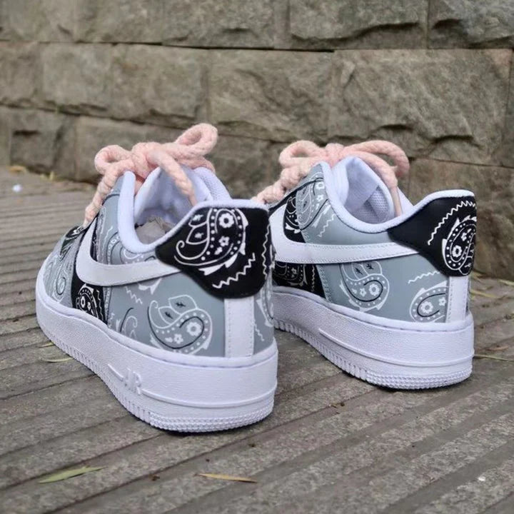 Air Force 1 paliacate bandana gris y negro con agujetas anchas.