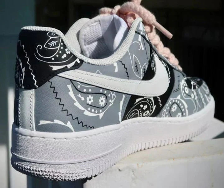 Air Force 1 paliacate bandana gris y negro con agujetas anchas.