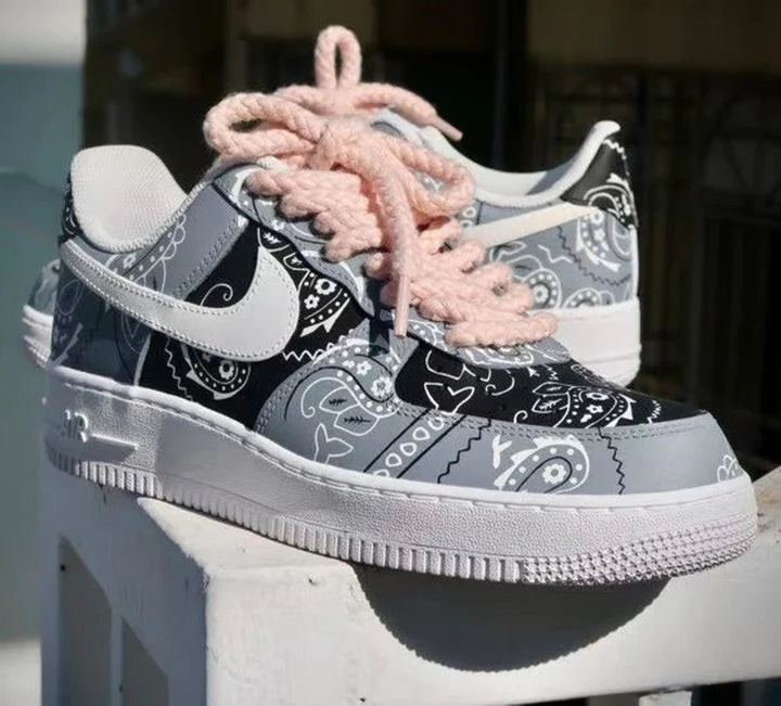 Air Force 1 paliacate bandana gris y negro con agujetas anchas.