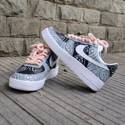 Air Force 1 paliacate bandana gris y negro con agujetas anchas.