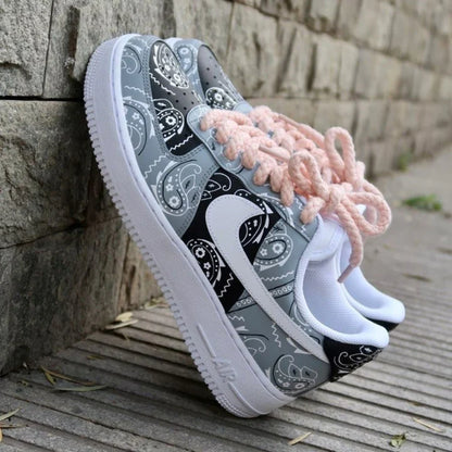 Air Force 1 paliacate bandana gris y negro con agujetas anchas.